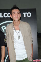 组图：陈冠希发布会女友撑场 否认欠林建岳巨款