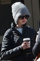 组图：安妮-海瑟薇与老公咖啡馆激吻羡煞旁人