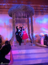 组图：孙茜婚礼内场 灯火缭绕唯美烂漫