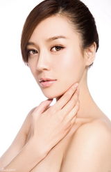 幻灯图集：周伟童精致五官写真 展现优雅气质