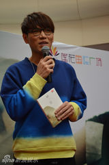 组图：杨宗纬上海签售新专辑场面温馨