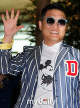 组图：鸟叔PSY赴美宣传新曲 米奇装显童心