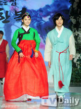 组图：南宝拉林时完穿韩服走秀 为单亲妈妈筹款