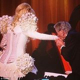 组图：LadyGaga天鹅白裙献唱白宫