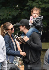 组图：奥兰多布鲁姆抱子出街 小宝贝专心舔棒冰