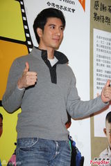 组图：王力宏婚后首露面 坦言计划生子中