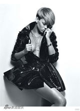 幻灯图集：蕾哈娜登《W》杂志封面 展性感美背