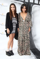 高清组图：瓦妮莎-哈金斯深V长裙亮相光彩夺目