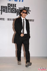 组图：黄日华父女档合作拍剧 关楚耀饰精神病患