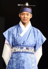 组图：东方神起有天穿古装亮相 现场上演变装秀