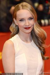 组图：《克鲁德一家》首映 凯奇携妻恩爱亮相