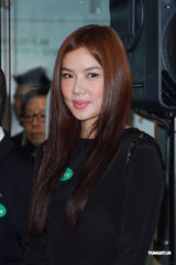 组图：乐基儿现身揭幕礼 黑色大透背装抢镜