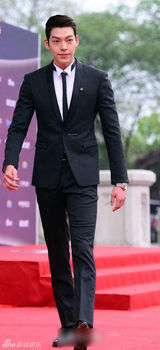 组图：金宇彬帅气亮相百想 模特身材出挑