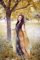 组图：李依晓田园写真 秋日暖阳迷人气质