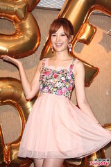 组图：安心亚粉裙亮相歌迷会 台上跳舞性感甜美