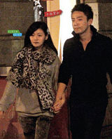 组图：大S素颜约会汪小菲 戴花俏丽紧牵爱郎手