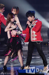 组图：神话出道16周年开唱 成员Andy登台致歉