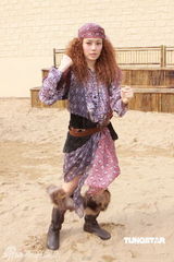 幻灯图：容祖儿新片造型搞怪 与阿Sa(蔡卓妍)亲热如姐妹花