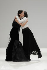 组图：王珞丹鱼尾长裙伦敦走秀 面部妆容淡雅