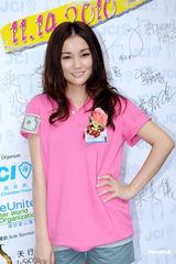 组图：谢安琪教子怜弱助贫 否认公司宣传缩水