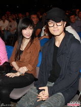 组图：李克勤助阵安全地带开唱 周慧敏现身捧场