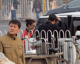 独家：佟丽娅陈思成甜蜜逛街互喂冰淇淋