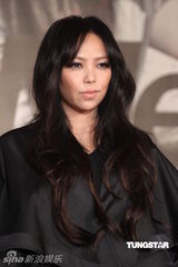 组图：张惠妹为巡演造势 时尚黑装亮相派头十足