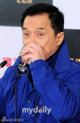 组图：成龙首尔宣传《十二生肖》 权相佑未出席