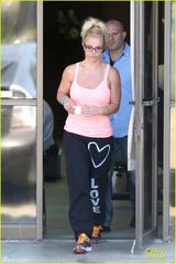 组图：布兰妮宽松运动装似教师 尴尬露内衣吊带