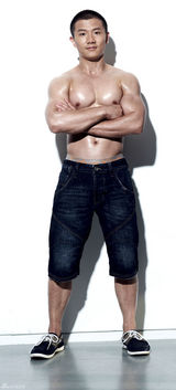 组图：吊环王陈一冰秀肌肉展自信笑容