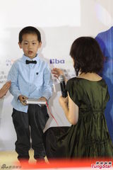 组图：周迅亮相上海优雅文静