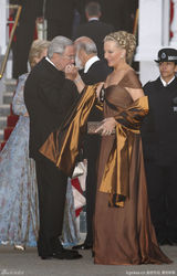 组图：威廉王子婚前晚宴 各国皇室成员盛装出席 