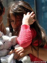 组图：凯蒂霍尔姆斯带女儿逛街 苏瑞情绪低落躲镜头