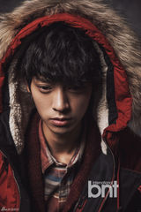 组图：韩歌手郑俊英时尚写真 展休闲绅士风