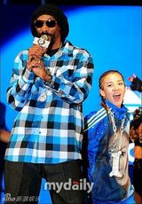 组图：Snoop Dogg韩国开唱 2NE1任嘉宾热情助演