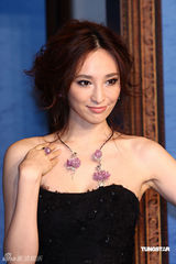 幻灯图：吴佩慈化身艺术大使 展演艺术珠宝气质高贵