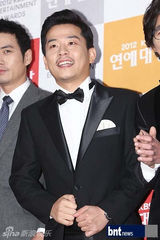 组图：刘在石UEE等韩众星亮相KBS演艺大奖红毯