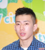 组图：朴宰范呼吁歌迷为海难祈祷 不知尼坤恋情