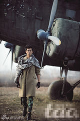 组图：乔振宇杂志大片 机场拍摄暖冬午后