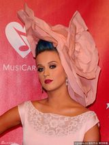 高清图：凯蒂-佩里头顶大花亮相格莱美预热活动