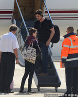 组图：《蝙蝠侠3》主创离开巴黎 海瑟薇边走边聊