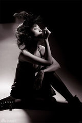 组图：罗忆楠拍视觉写真 演绎名媛风情