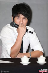 组图：曹格酒后闹事召开记者会 敬三杯茶道歉