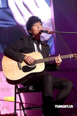 幻灯组图：李宇春韩红不务正业聊火锅 王蓉容貌大变