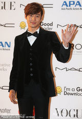 组图：韩佳人金宣儿性感争艳 李秉宪盛装亮相