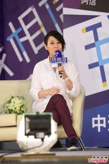 组图：刘若英白衬衫清新亮相 阿信优雅帅气