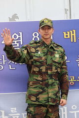 高清图：韩星孔侑正式退役 满面笑容帅气行军礼