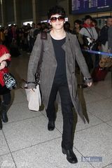 组图：宋承宪韩孝珠亮相机场 将出席MAMA颁奖礼