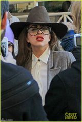 组图：Lady gaga西服礼帽配黑丝 摩登又搞怪