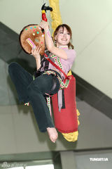 幻灯图：许嘉凌化身甜甜圈大使 高空弹跳差点吓哭 